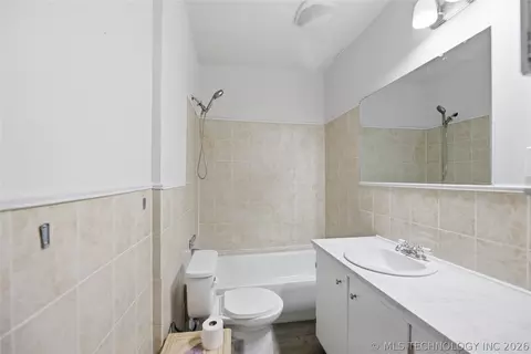 Bath - 1633 E 4th St, Tulsa, OK 74120 photo 3 of 3