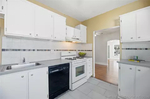 Kitchen - 1633 E 4th St, Tulsa, OK 74120 photo 3 of 4