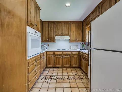 Kitchen - 7317 E 58th Pl, Tulsa, OK 74145 photo 3 of 7