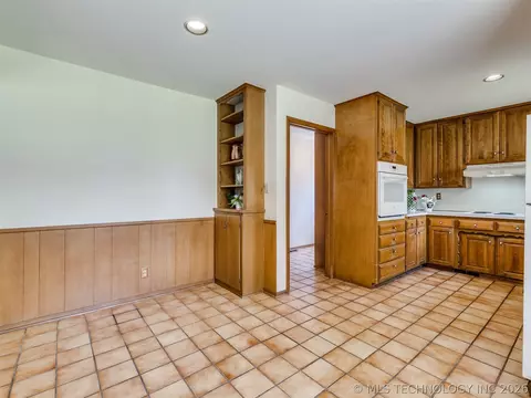 Kitchen - 7317 E 58th Pl, Tulsa, OK 74145 photo 1 of 7