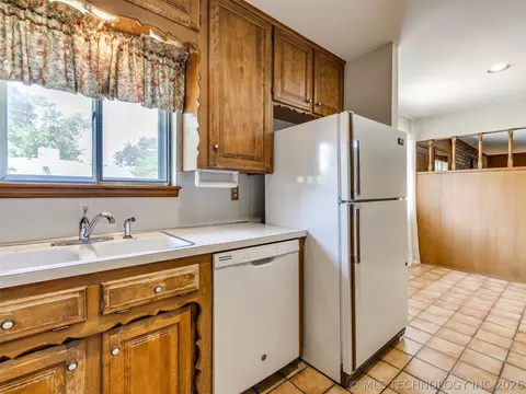 Kitchen - 7317 E 58th Pl, Tulsa, OK 74145 photo 6 of 7