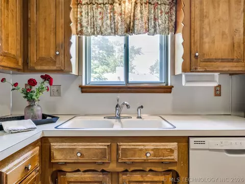 Kitchen - 7317 E 58th Pl, Tulsa, OK 74145 photo 5 of 7