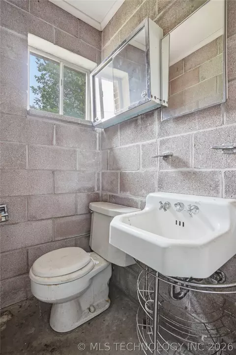Bath - 4513 E 8th St, Tulsa, OK 74112 photo 6 of 6