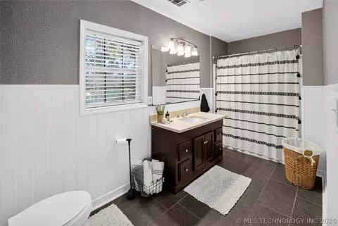 Bath - 1417 E Oak St, Cushing, OK 74023 photo 2 of 4