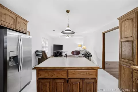 Kitchen - 1417 E Oak St, Cushing, OK 74023 photo 3 of 5