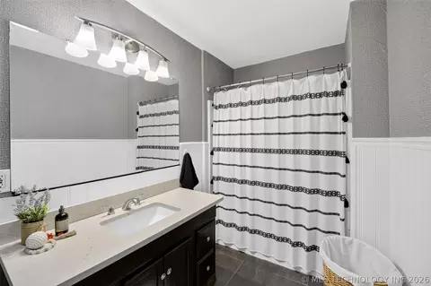 Bath - 1417 E Oak St, Cushing, OK 74023 photo 4 of 4