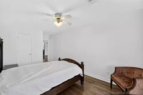 Bedroom - 1417 E Oak St, Cushing, OK 74023 photo 4 of 6