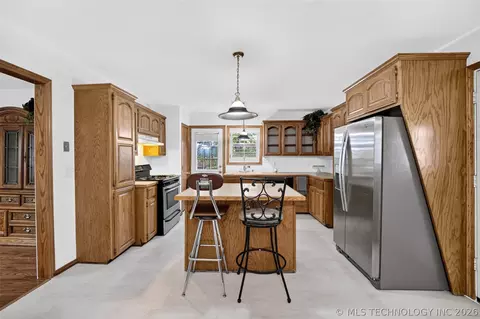 Kitchen - 1417 E Oak St, Cushing, OK 74023 photo 2 of 5