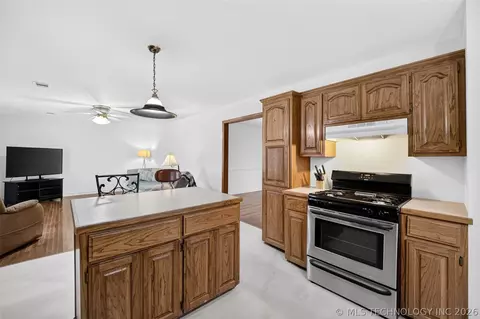 Kitchen - 1417 E Oak St, Cushing, OK 74023 photo 5 of 5