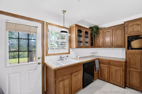 Kitchen - 1417 E Oak St, Cushing, OK 74023 photo 4 of 5