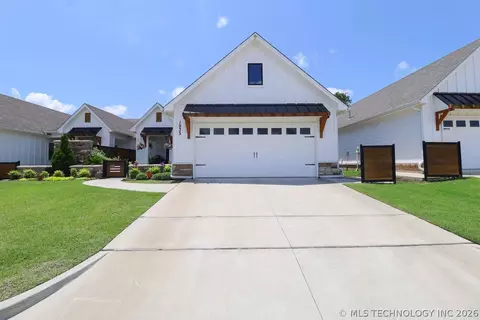 1935 W Imperial Pl, Broken Arrow, OK 74011
