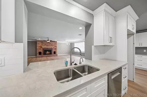 Kitchen - 1863 E 57th Pl, Tulsa, OK 74105 photo 2 of 4