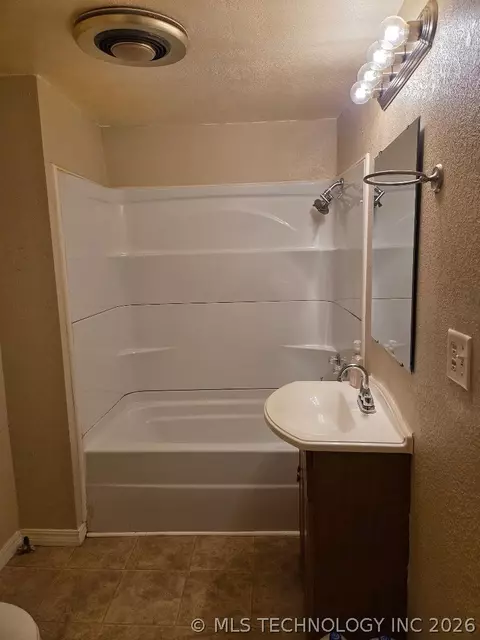 Bath - 214 S 4th, Eufaula, OK 74432 photo 1 of 2