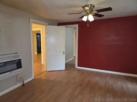 Living - 214 S 4th, Eufaula, OK 74432 photo 4 of 9