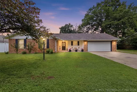 1608 S Marietta St, Pryor, OK 74361