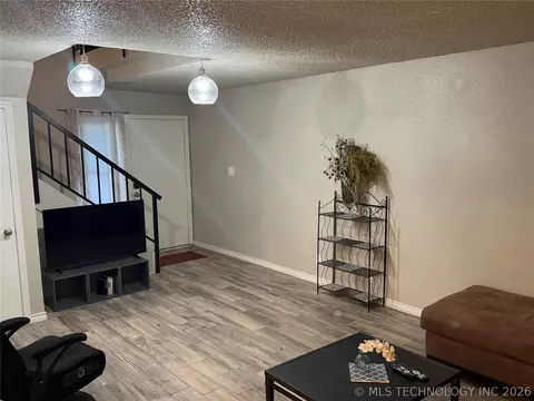Living - 2224 E 66th Place 1208, Tulsa, OK 74136 photo 2 of 3