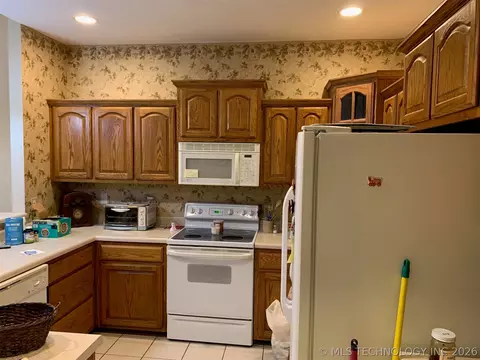 Kitchen - 8116 E 74th Ct, Tulsa, OK 74133 photo 2 of 2