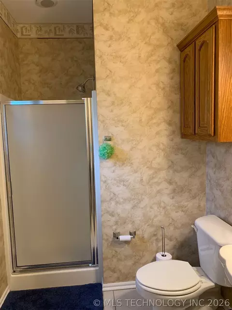 Bath - 8116 E 74th Ct, Tulsa, OK 74133 photo 2 of 4