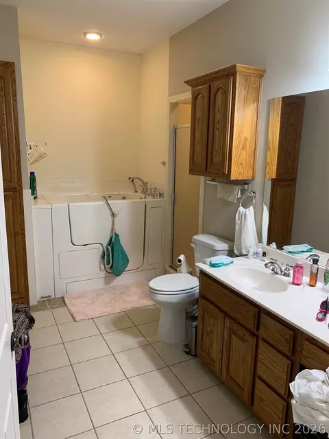 Bath - 8116 E 74th Ct, Tulsa, OK 74133 photo 3 of 4