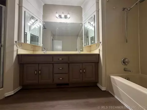 Bath - 5935 E 79th St, Tulsa, OK 74136 photo 8 of 9