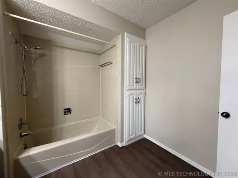 Bath - 5935 E 79th St, Tulsa, OK 74136 photo 4 of 9
