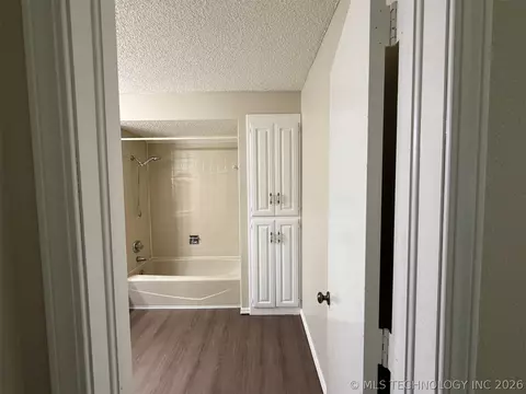 Bath - 5935 E 79th St, Tulsa, OK 74136 photo 2 of 9