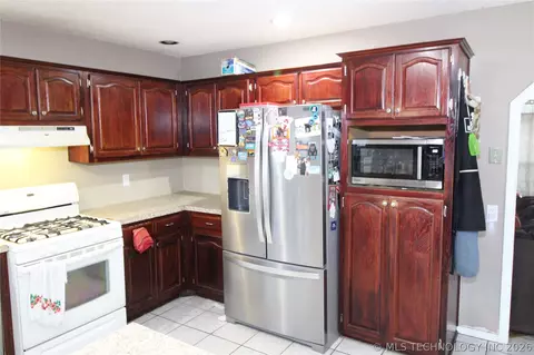 Kitchen - 1261 E 136th St, Glenpool, OK 74033 photo 2 of 2