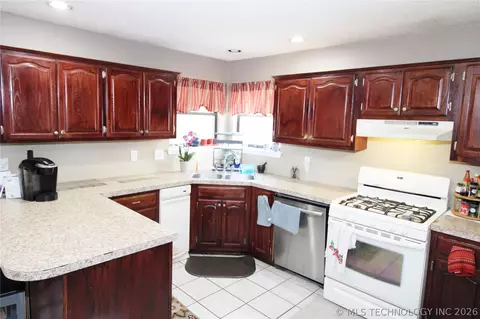 Kitchen - 1261 E 136th St, Glenpool, OK 74033 photo 1 of 2