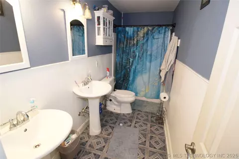 Bath - 1261 E 136th St, Glenpool, OK 74033 photo 1 of 1