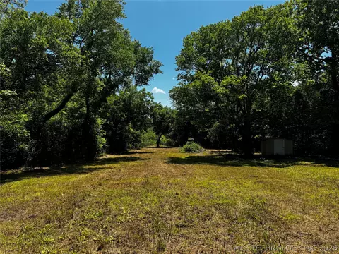 606 W 15th St, Tishomingo, OK 73460