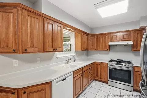 Kitchen - 10836 E 24th St, Tulsa, OK 74129 photo 5 of 5