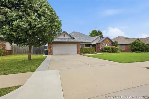 5212 Barr Dr, Sand Springs, OK 74063