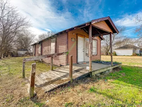 721 W 4th St, Ada, OK 74820 photo 2