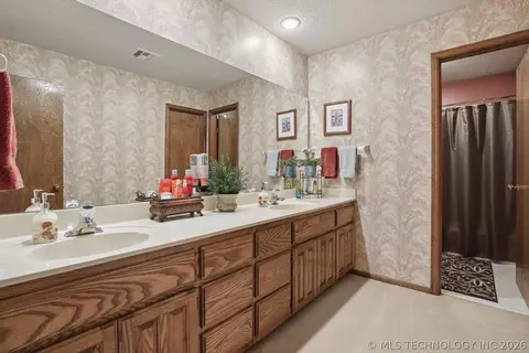 Bath - 3418 E 87th Pl, Tulsa, OK 74137 photo 4 of 5