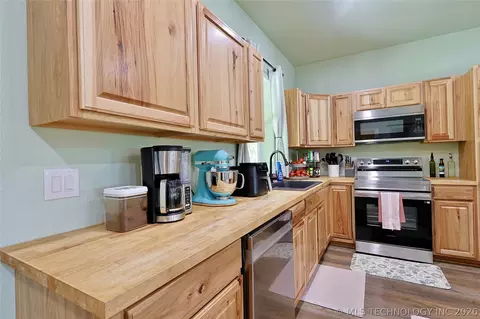 Kitchen - 108531 S 4130 Rd, Checotah, OK 74426 photo 3 of 4
