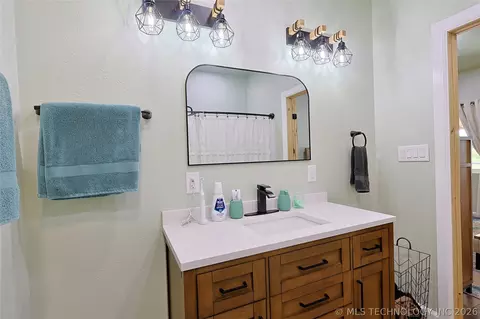 Bath - 108531 S 4130 Rd, Checotah, OK 74426 photo 2 of 4
