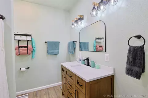 Bath - 108531 S 4130 Rd, Checotah, OK 74426 photo 3 of 4
