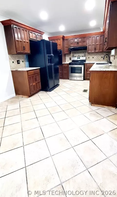 Kitchen - 9131 E 17th St, Tulsa, OK 74112 photo 1 of 3