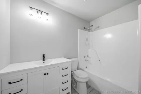 Bath - 1103 N Scott Ave, Haskell, OK 74436 photo 1 of 2