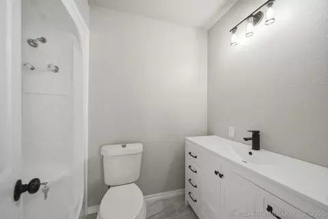 Bath - 1103 N Scott Ave, Haskell, OK 74436 photo 2 of 2