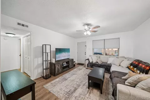 479 E 137th St, Glenpool, OK 74033 photo 3
