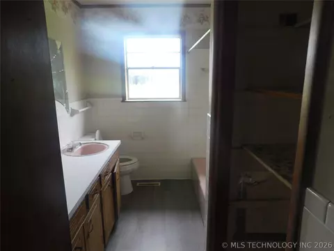 700 E Ozark St, Morris, OK 74445 photo 8