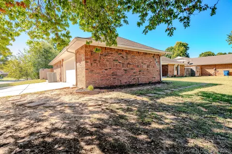 Exterior - 7020 E 89th St, Tulsa, OK 74133 photo 5 of 6