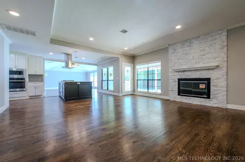 Living - 7020 E 89th St, Tulsa, OK 74133 photo 2 of 9