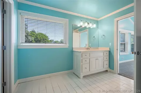 Bath - 3631 S Gary Pl, Tulsa, OK 74105 photo 1 of 8