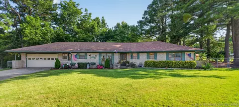 910 Cardinal Ln, Okmulgee, OK 74447