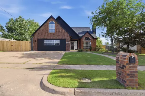 2704 W Montgomery St, Broken Arrow, OK 74012
