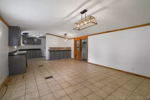 Living - 215 E Florida, Durant, OK 74701 photo 1 of 4