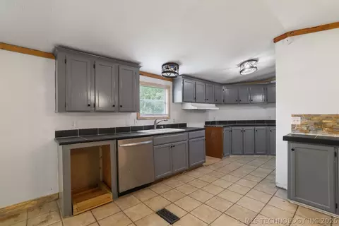 Kitchen - 215 E Florida, Durant, OK 74701 photo 1 of 1
