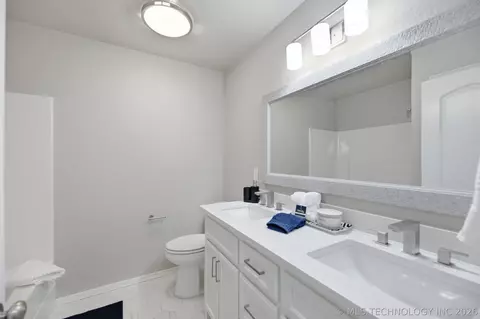 Bath - 20109 E 37th Pl S, Broken Arrow, OK 74014 photo 1 of 5